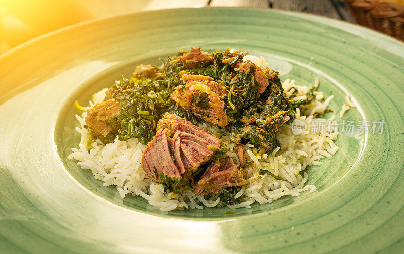 绿盘肉饭，牛肉肉饭，传统的亚洲菜，也被称为Polow, Pilav, Pallao, Pulao, Palaw